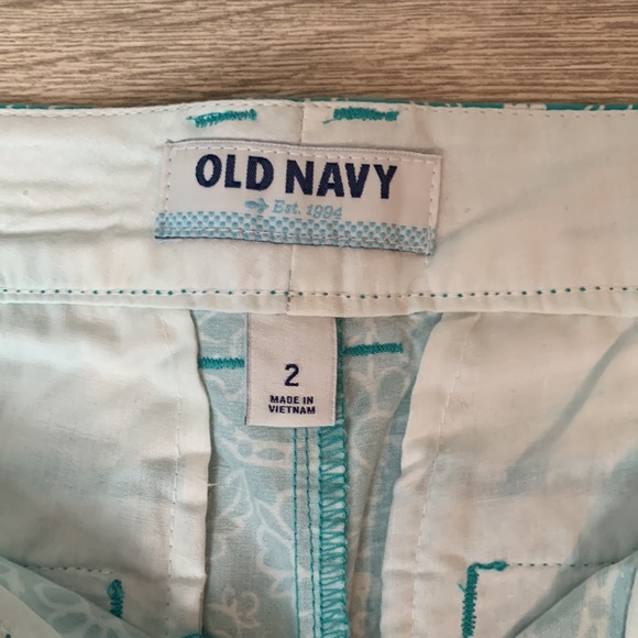 Old Navy Teal and White Floral Print Chino Shorts. Women’s Size 2 - Picture 5 of 6
